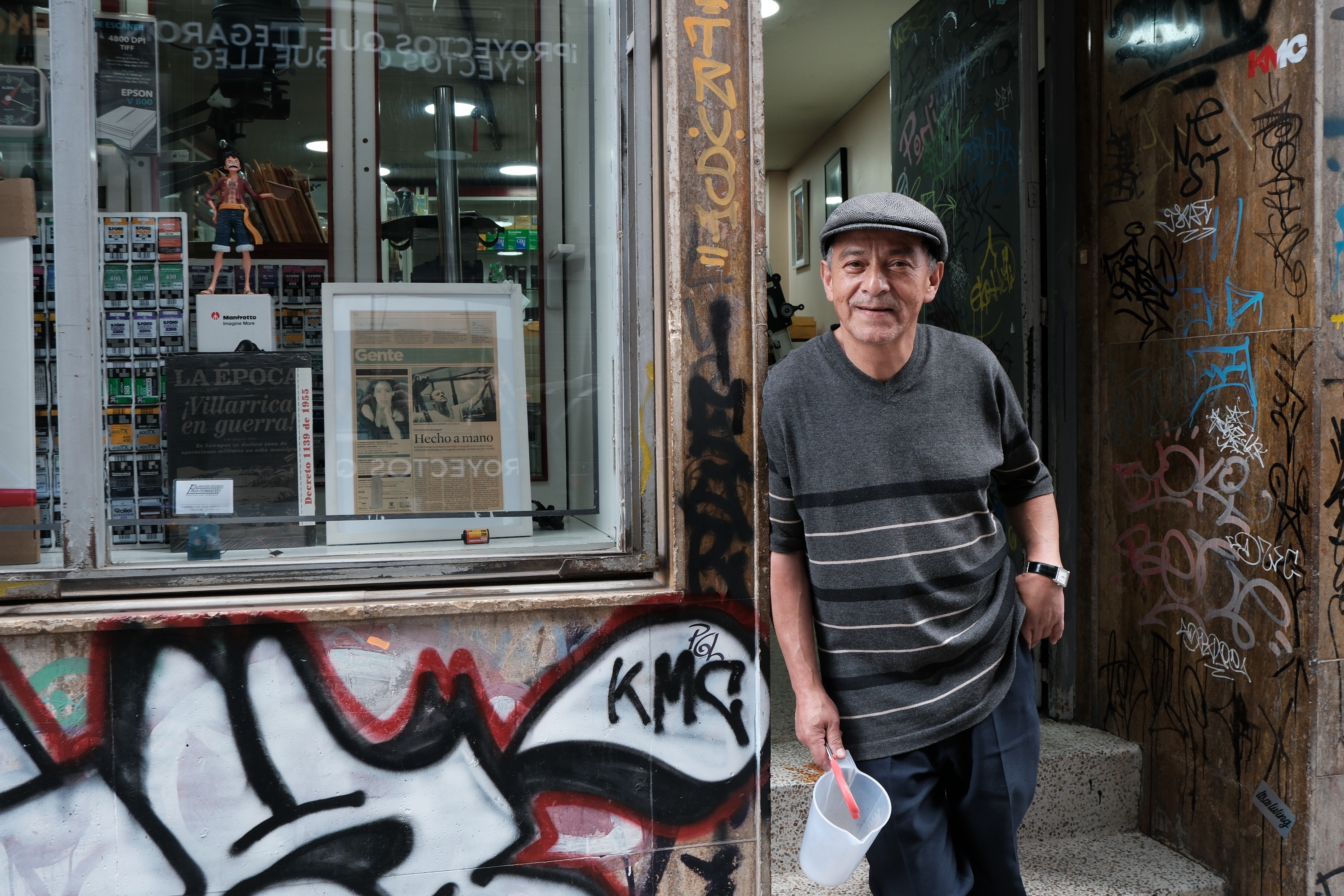 Efraín Gómez en la puerta de su laboratorio "Poder fotográfico".
