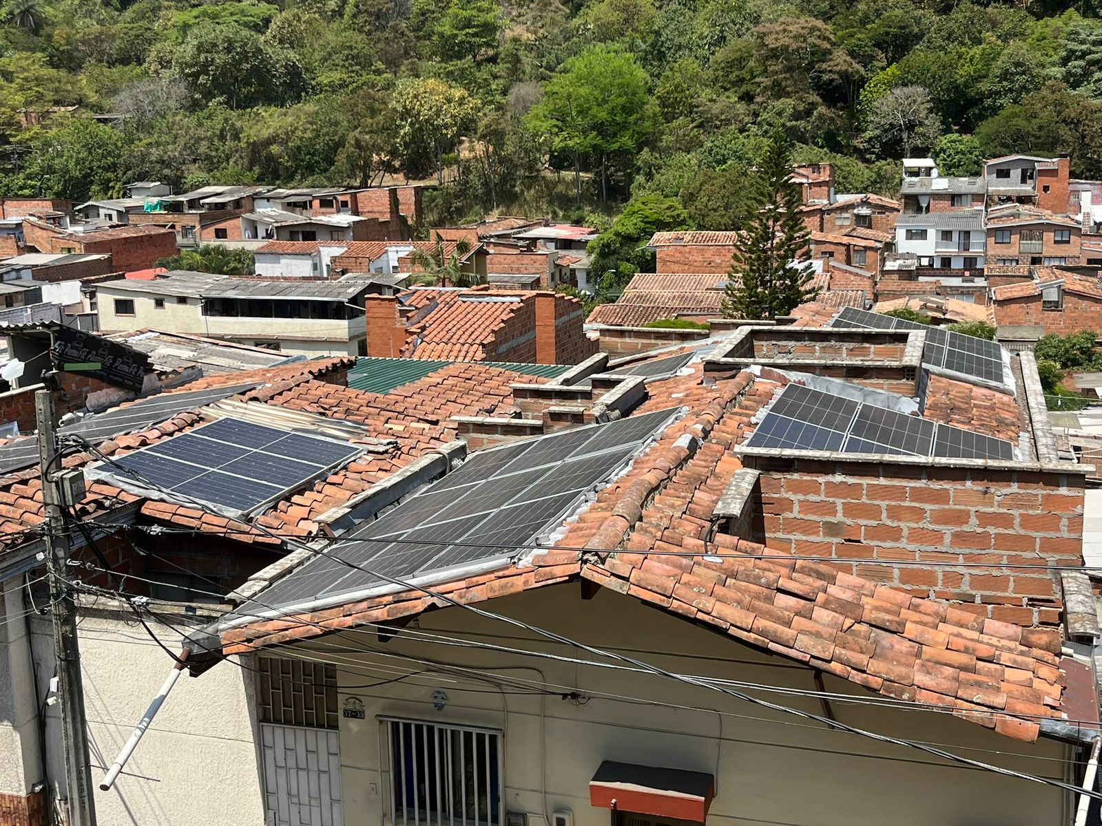 Hay 18.000 comunidades que quieren producir energía, pero aún no hay reglas claras