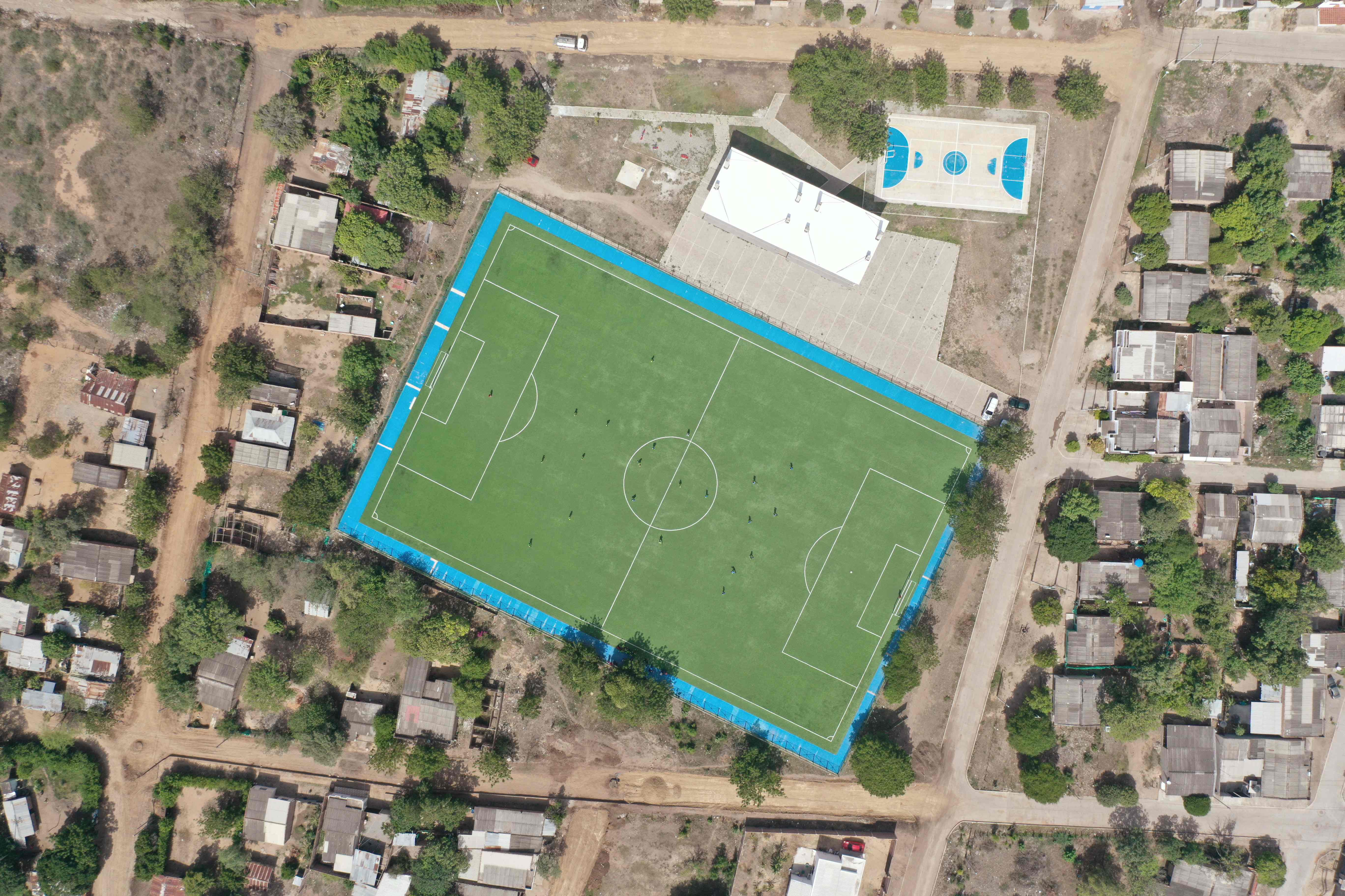 Gracias al ascenso de "Lucho" hoy se construyen canchas de hierba sintética en Barrancas. Lo ideal sería tener césped natural, pero el escaso servicio de agua, que funciona tres días a la semana, haría imposible el riego.