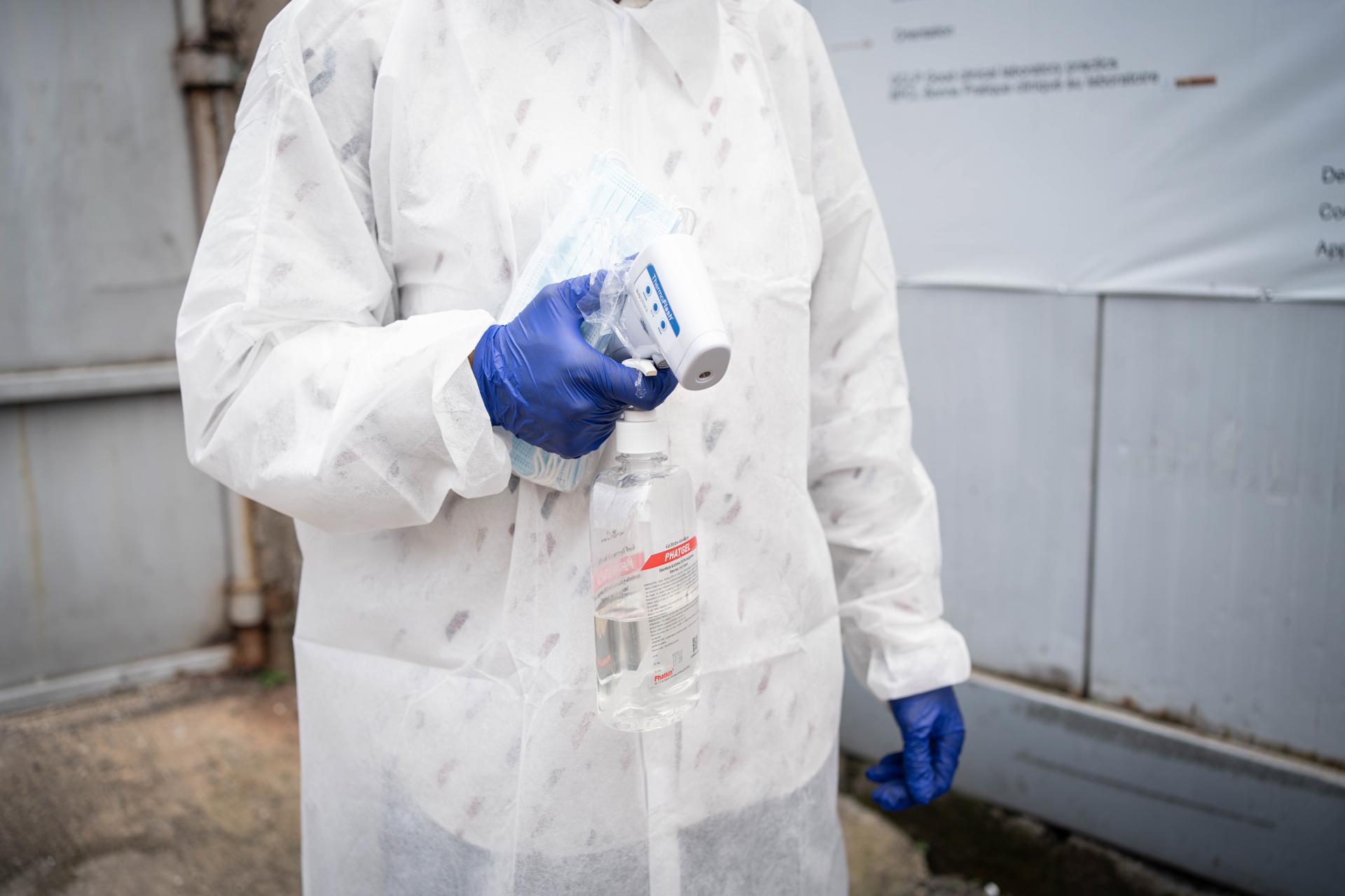 GOMA (DEMOCRATIC REPUBLIC OF CONGO), 19/05/2026.- A staff in protective gown preapres to check visitor’s temperature as a preventive measure against Ebola at the National Institute of Biomedical Resesarch (NIRB) in Goma, North Kivu, Democratic Republic of Congo, 19 May 2026. The World Health Organization (WHO), has declared that the Ebola disease caused by Bundibugyo virus in the Democratic Republic of the Congo and Uganda constitutes a public health emergency of international concern (PHEIC). EFE/EPA/MARIE JEANNE MUNYERENKANA
