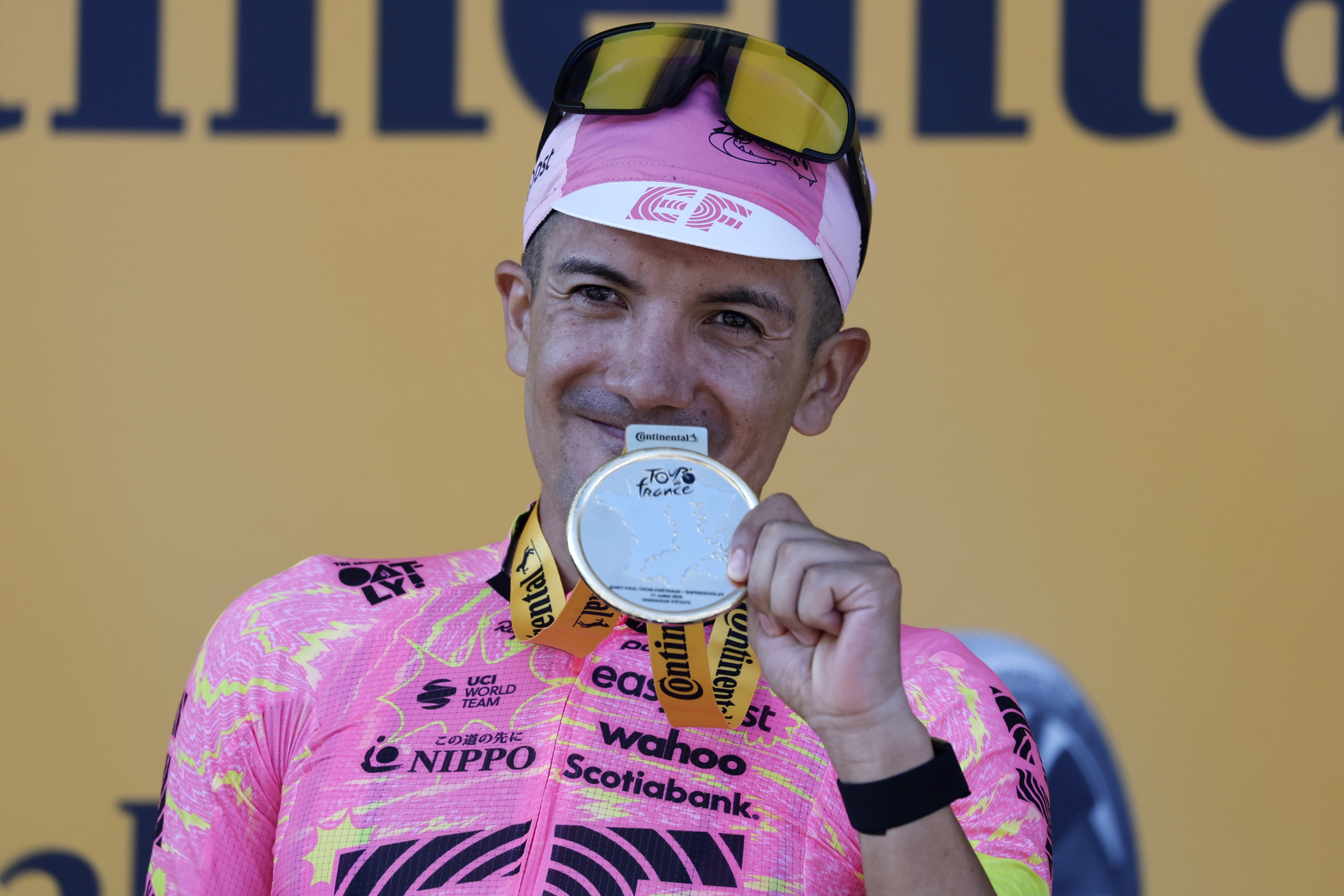 Superdevoluy (France), 17/07/2024.- Ecuadorian rider Richard Carapaz of EF Education - EasyPost celebrates on the podium after winning the 17th stage of the 2024 Tour de France cycling race over 177km from Saint-Paul-Trois-Chateaux to Superdevoluy, France, 17 July 2024. (Ciclismo, Francia) EFE/EPA/SEBASTIEN NOGIER
