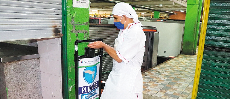 En la Minorista se instalaron dispensadores con alcohol gliserinado para la desinfección de manos.