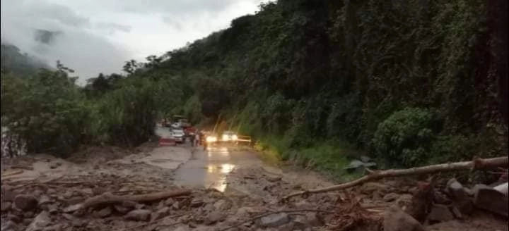Habilitan paso vehicular por un carril en La Felisa-La Pintada tras derrumbe