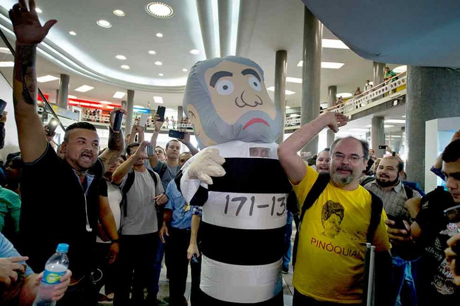 Lula abandona la comisaría tras concluir su declaración