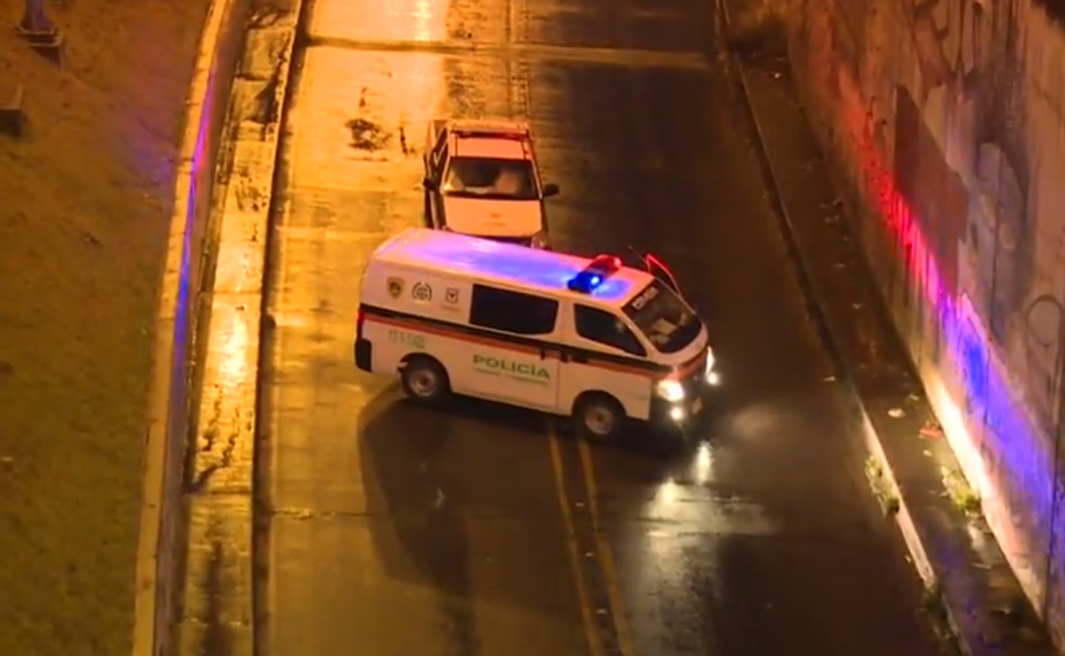 Hombre que habría atacado con cuchillo a policía saltó de un puente en Bogotá