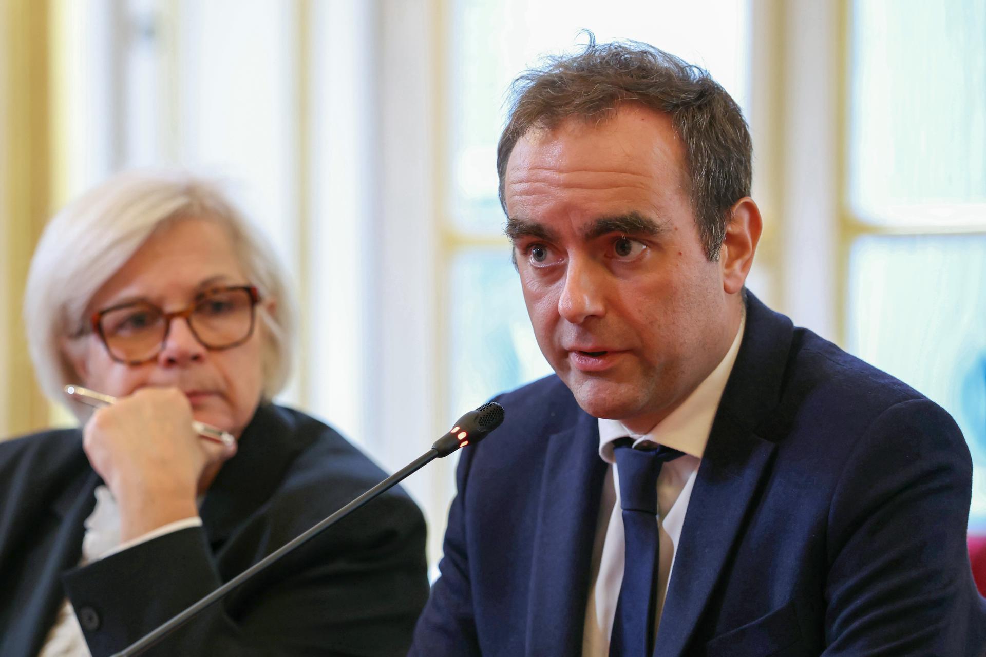 Macron advierte de un adelanto electoral en Francia si su gobierno cae