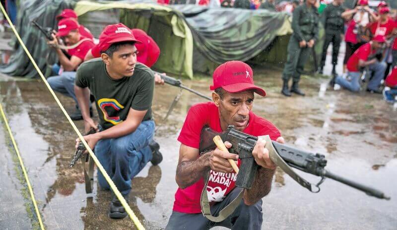 Los colectivos chavistas, ¿el brazo paramilitar que defiende la revolución bolivariana?