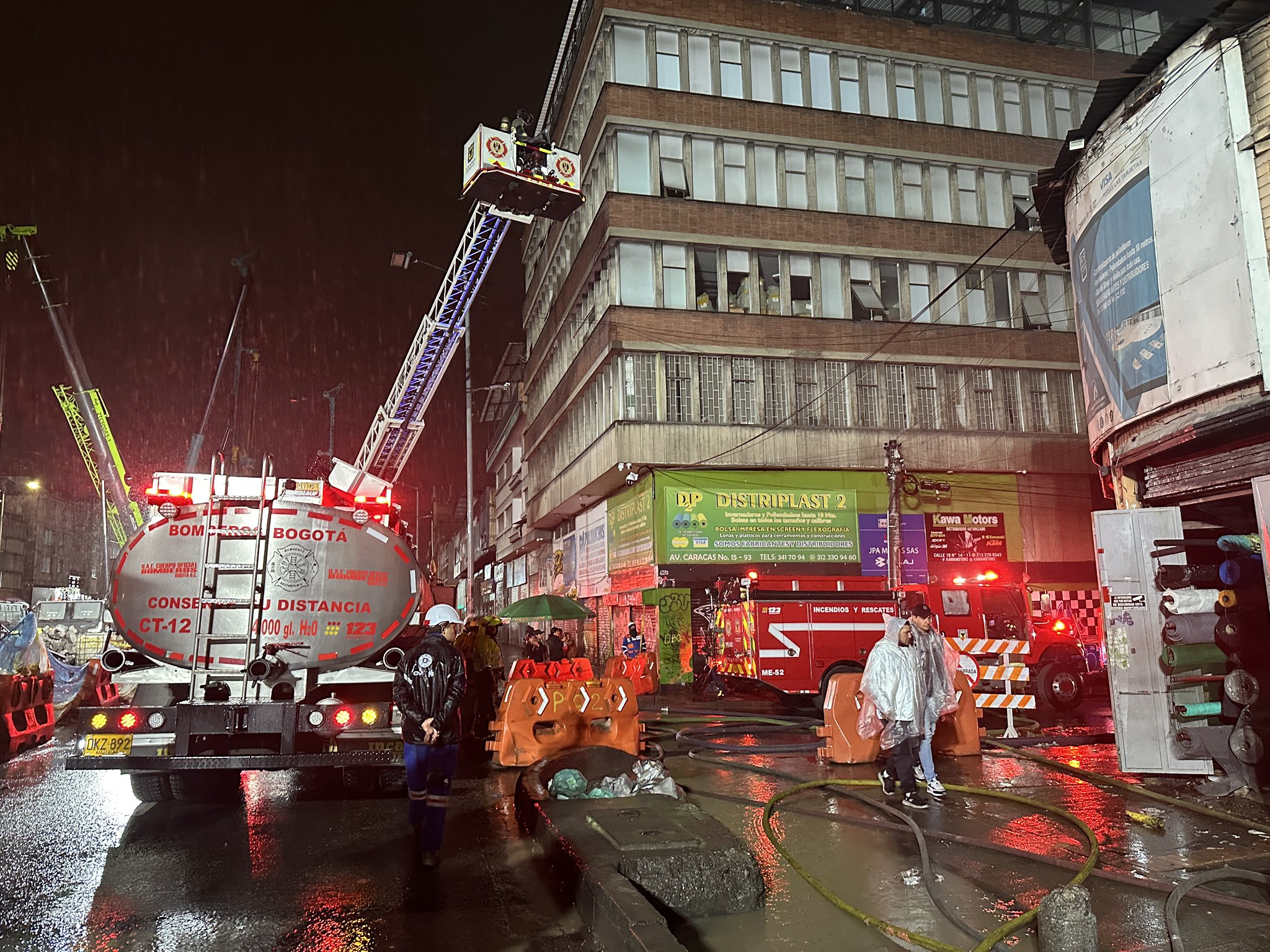 Damnificados por incendio en el centro de Bogotá culpan a las obras del Metro