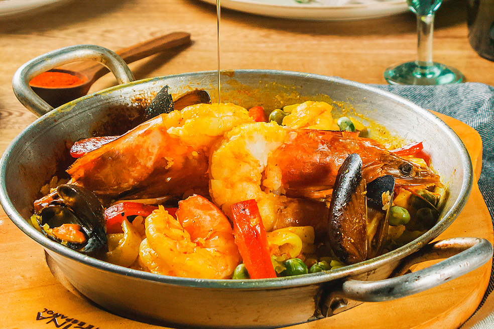 Receta de paella marinera paso a paso para disfrutar con tu familia