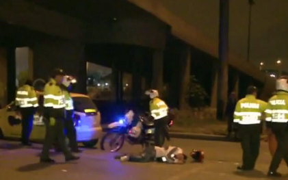 Motociclista se cayó de un puente y sobrevivió