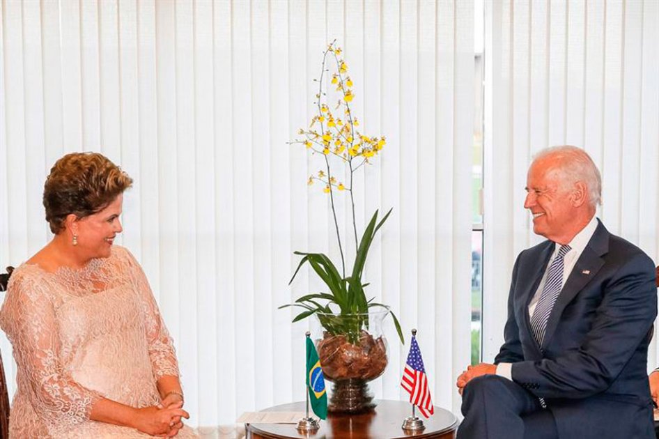 La presidenta brasileña, Dilma Rousseff (i), durante reunión bilateral con el vicepresidente estadounidense, Joe Biden