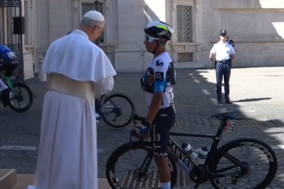 Nairo Quintana saludó al papa León XIV en la última etapa del Giro de Italia
