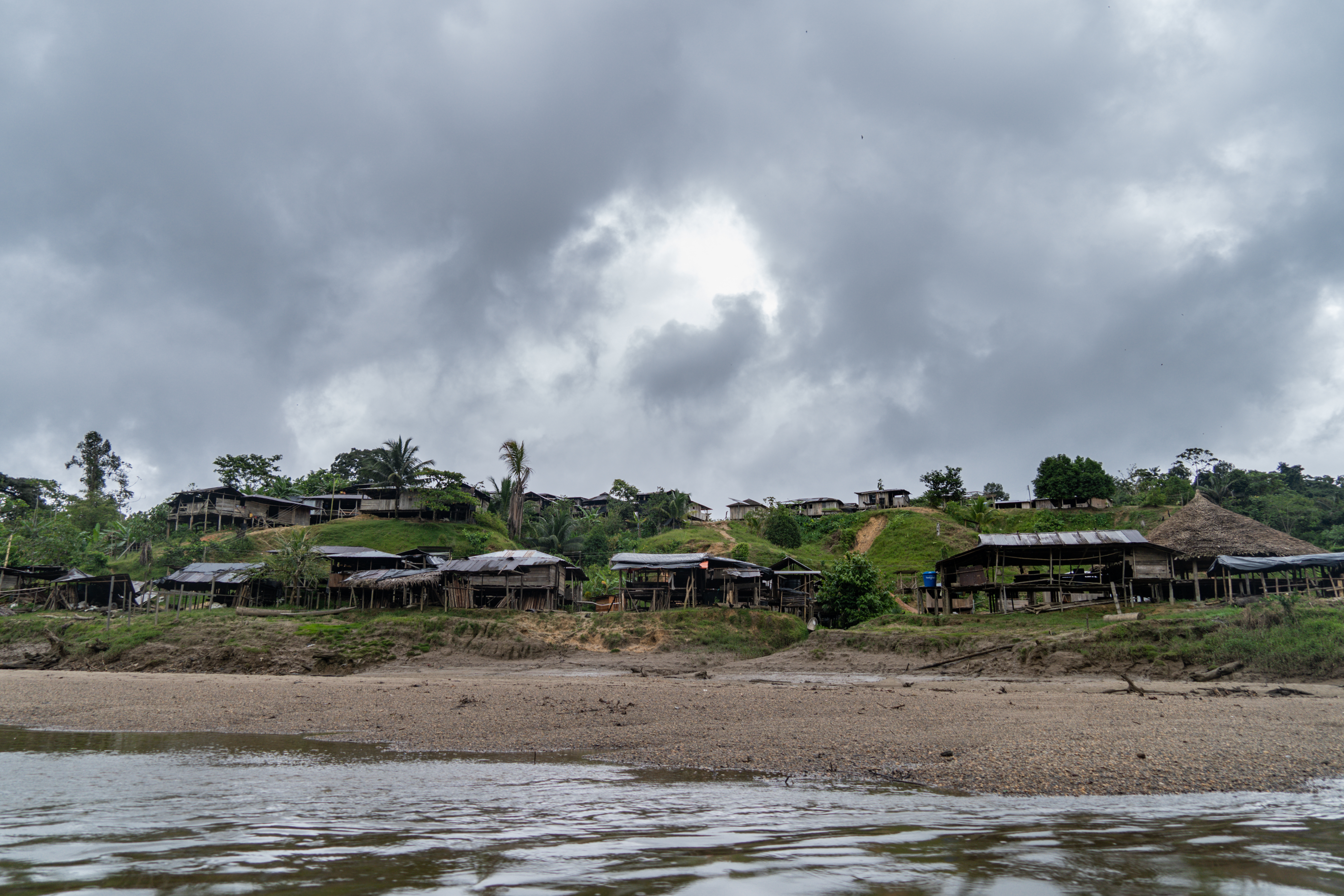 San Cristóbal, en el río Docordó, afluente del San Juan, es uno de los pueblos abandonados a causa de los combates entre Agc y Eln.