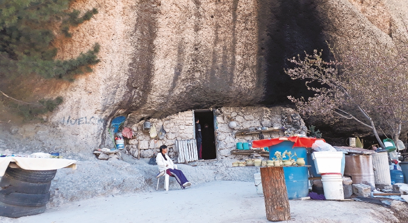 Esta es la historia de doña Petra, la indígena que ha vivido 76 años en una cueva