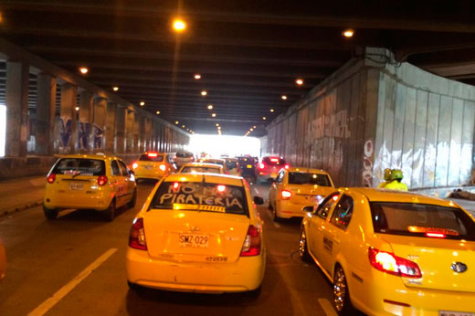 Más de 1.500 taxistas realizan plan tortuga en diferentes puntos de Bogotá