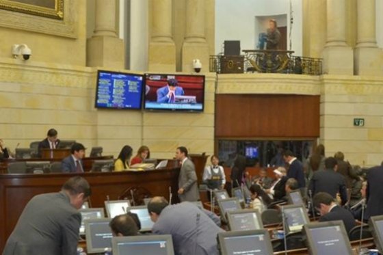Radican proyecto para que sueldo de congresistas suba lo mismo que el salario mínimo