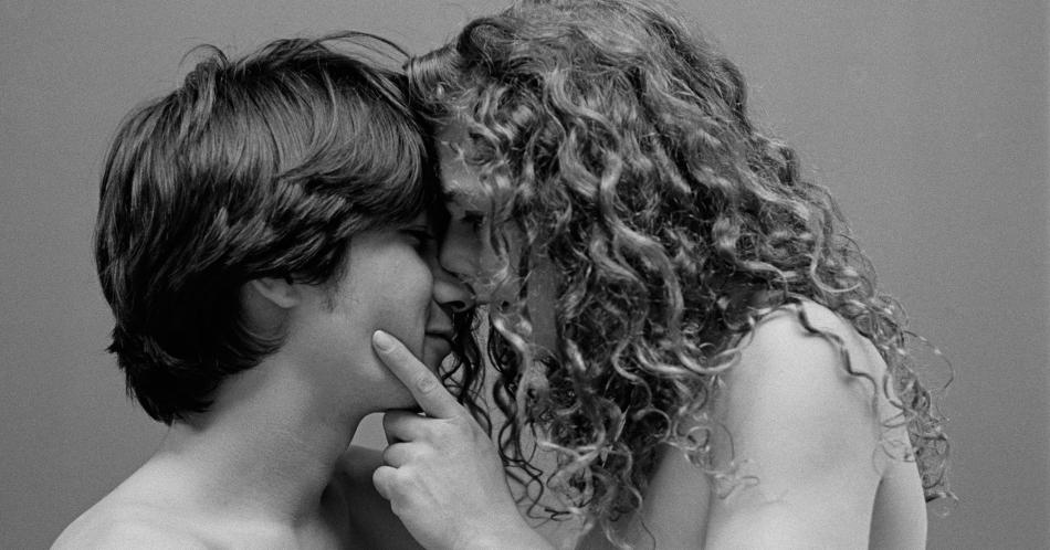 Las caricias, el primer paso para revivir el deseo sexual