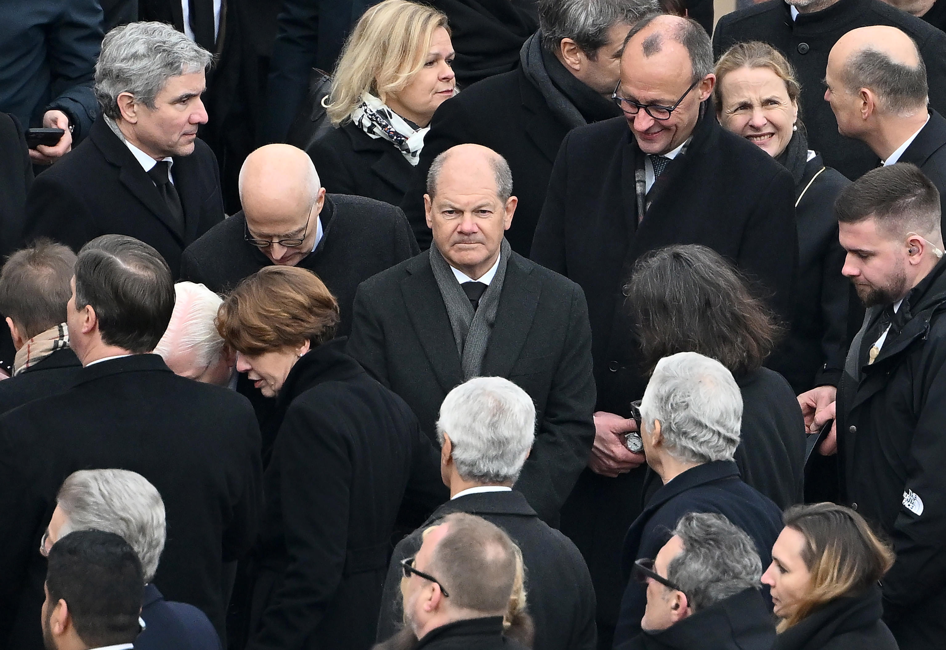 Solo dos delegaciones, de Alemania (país se origen de Benedicto XVI) e Italia, fueron invitadas oficialmente por la Santa Sede. En la imagen, Olaf Scholz, canciller de Alemania.