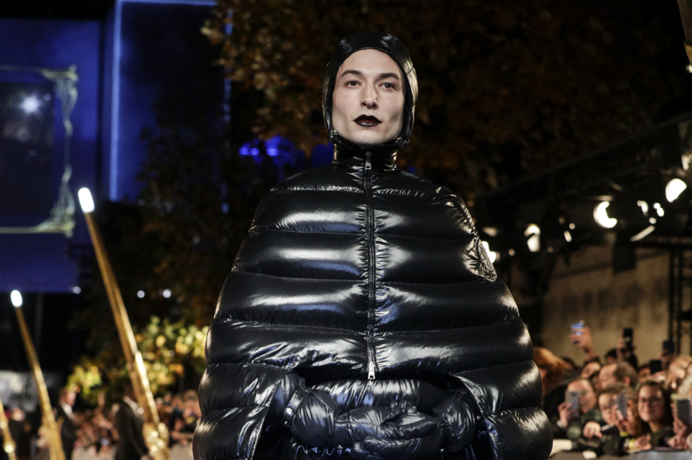 Ezra Miller sorprende en la alfombra roja de "Animales fantásticos: Los crímenes de Grindelwald"