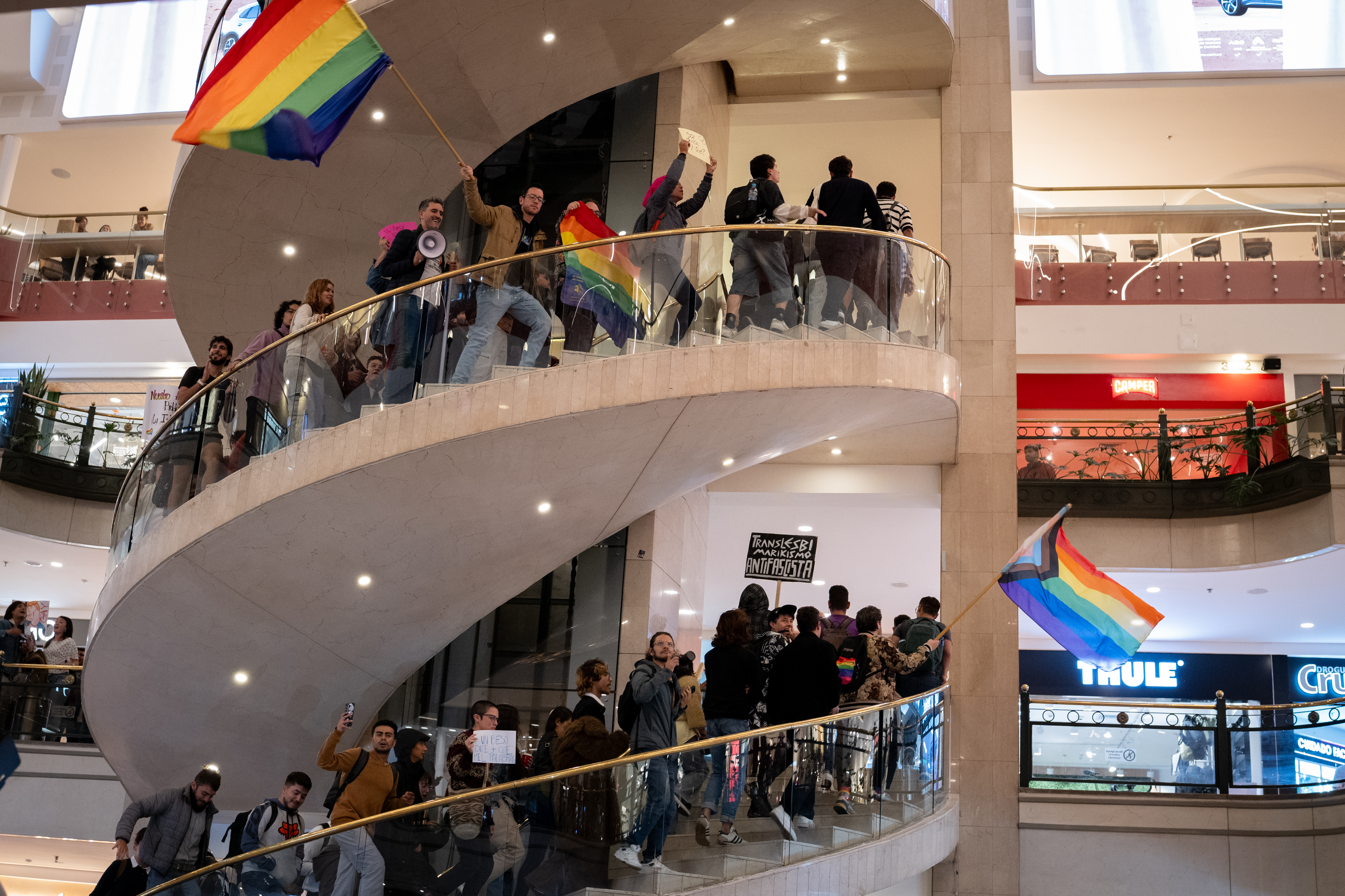 “Besatón” en Centro Comercial Andino.
