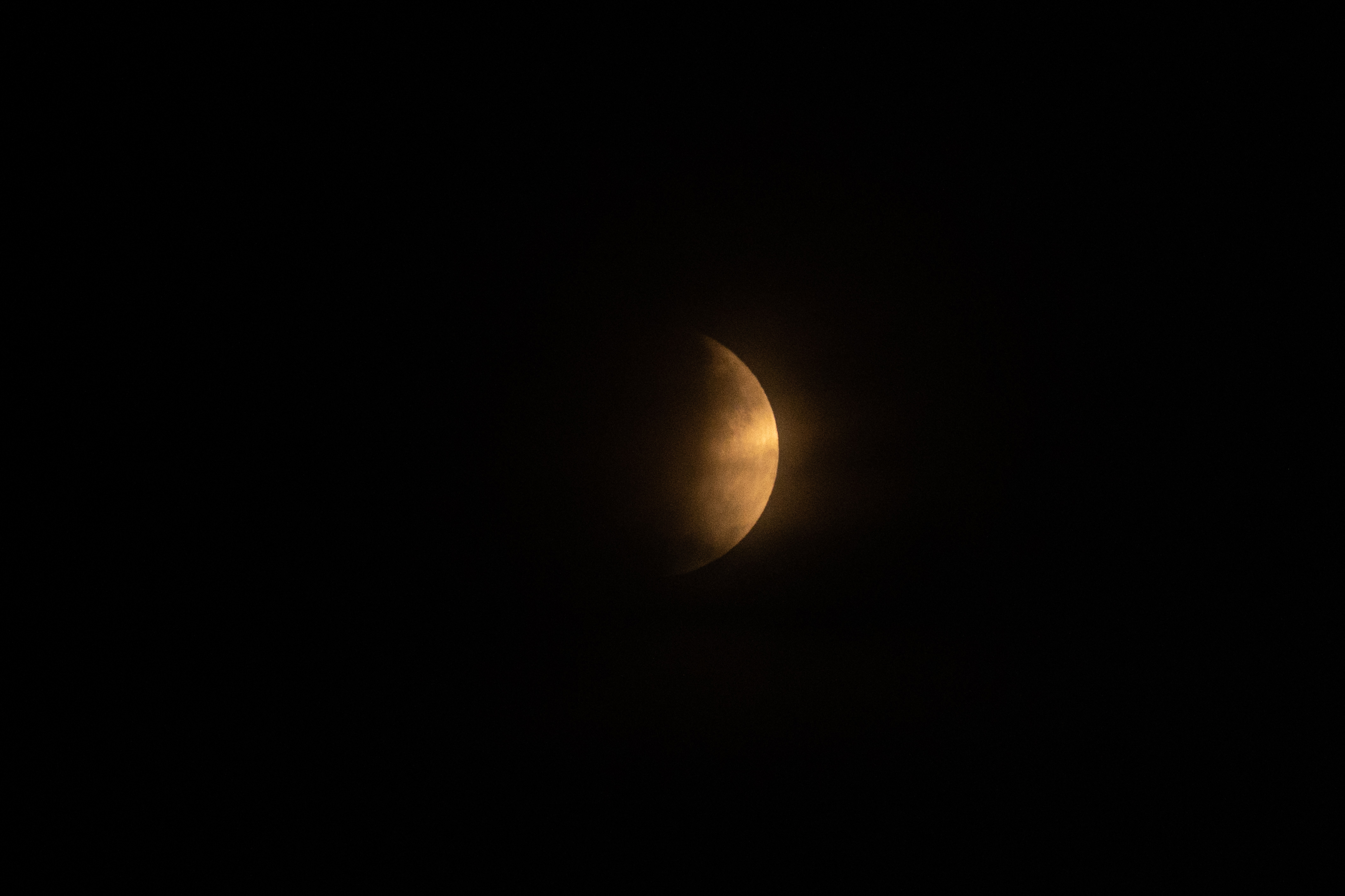 Las increíbles fotos del último eclipse lunar del 2021. Así se vio en el mundo