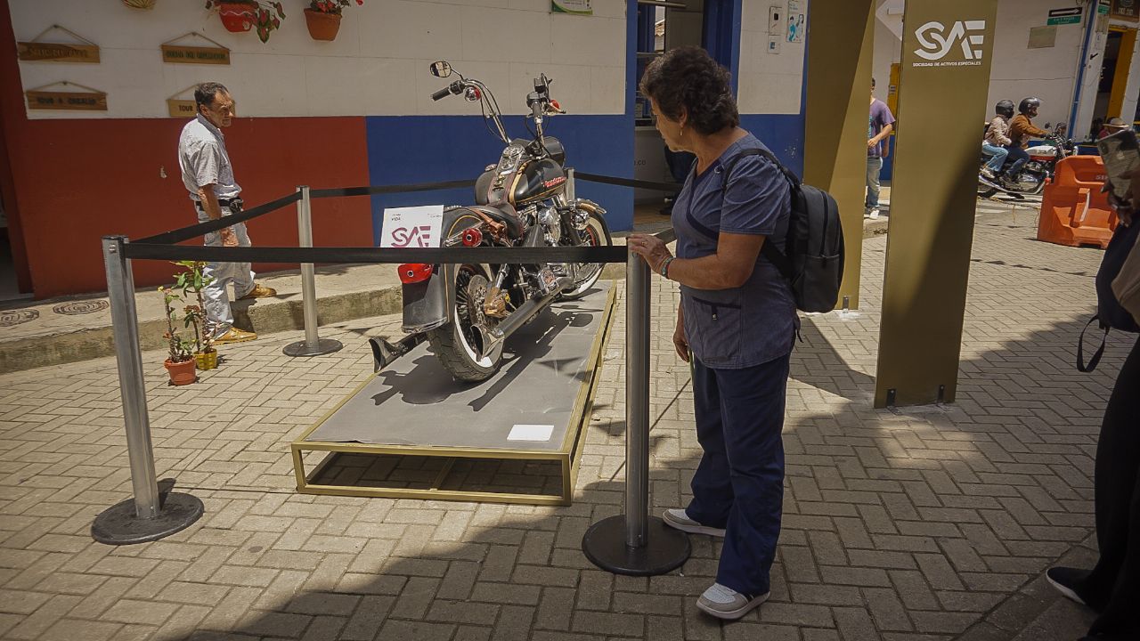 La sensibilización sobre el fenómeno del narcotráfico y la explicación de lo que se puede llevar a cabo en los activos que administra la SAE también tuvo espacio para una moto de lujo Harley Davidson.