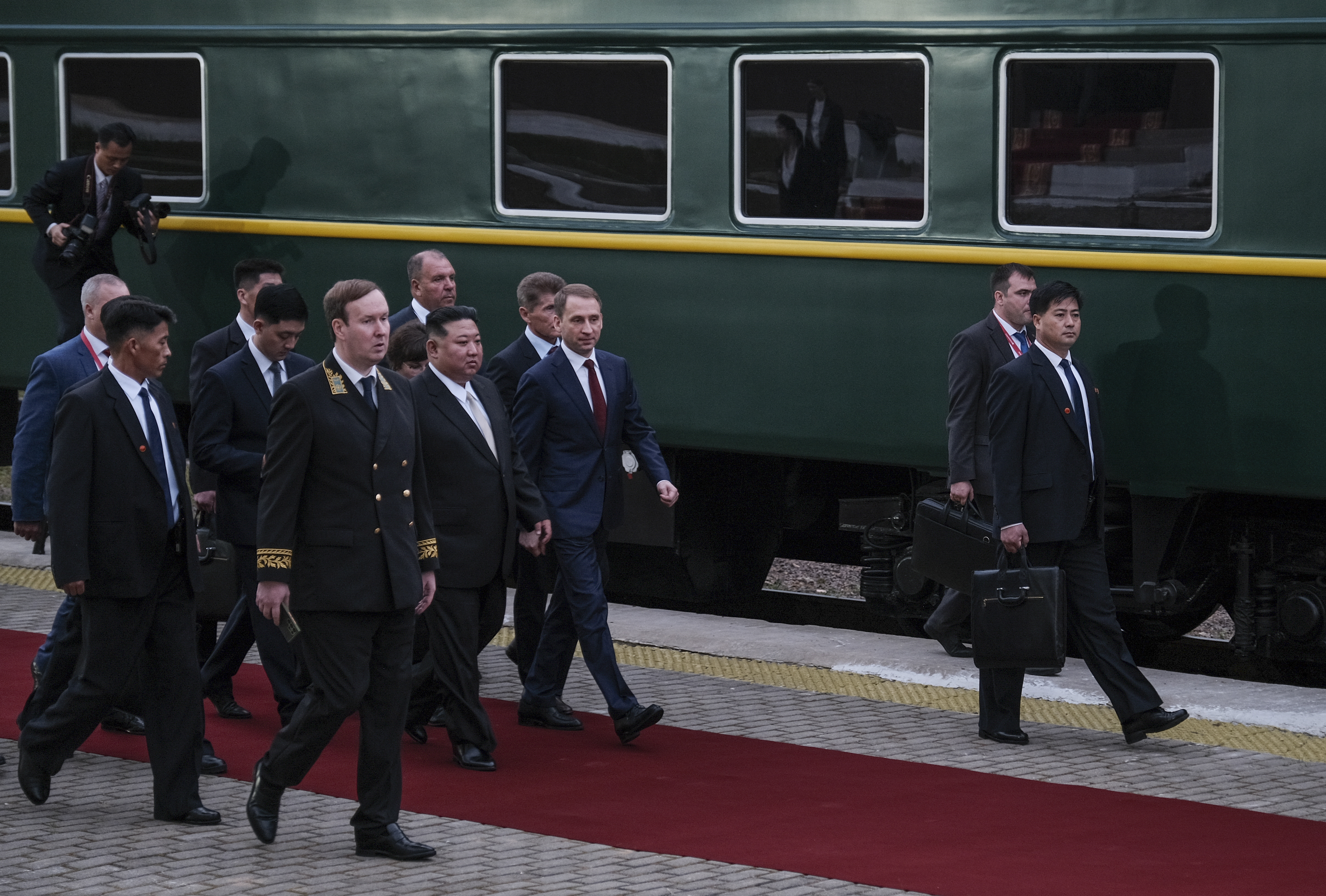 Khasan (Russian Federation), 05/02/2018.- A handout photo made available by the Russian Ministry of Natural Resources and Ecology press service shows Russian Minister of Natural Resources and Ecology Alexander Kozlov (3-R) walking along with North Korea's leader Kim Jong Un (C) during a welcome ceremony near his train after arriving at the North Korea-Russia border in Khasan, some 125 km south of Vladivostok, Russia, 12 September 2023. The North Korean leader arrived in Russia for a meeting with Russian President Putin. (Rusia) EFE/EPA/RUSSIAN MINISTRY OF NATURAL RESOURCES AND ECOLOGY HANDOUT MANDATORY CREDIT HANDOUT EDITORIAL USE ONLY/NO SALES