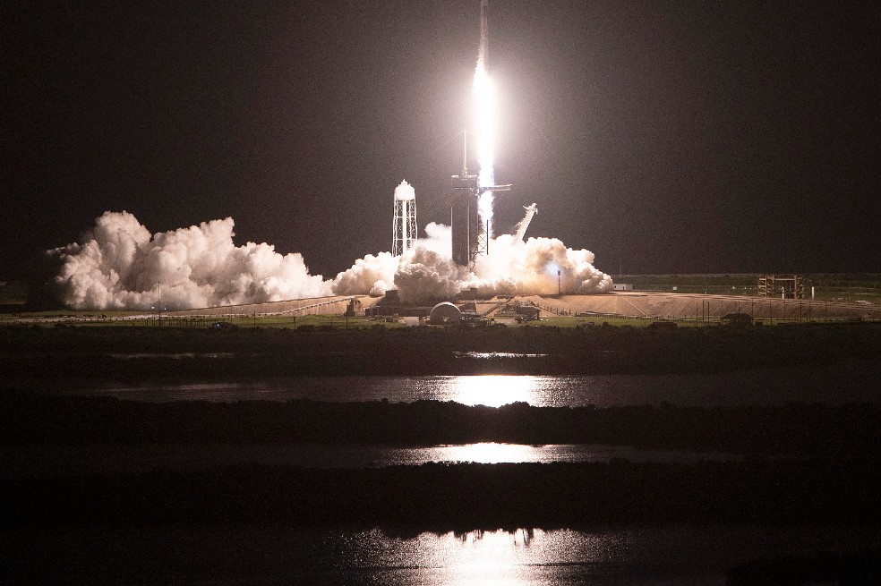 Inician crucero espacial los primeros turistas de SpaceX