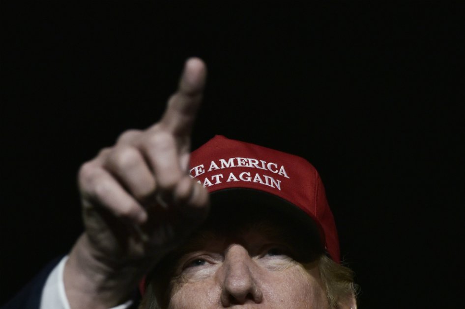 Algunos periódicos dicen que lo que Trump quiso decir fue: “Hacer América ‘blanca’ otra vez. / AFP