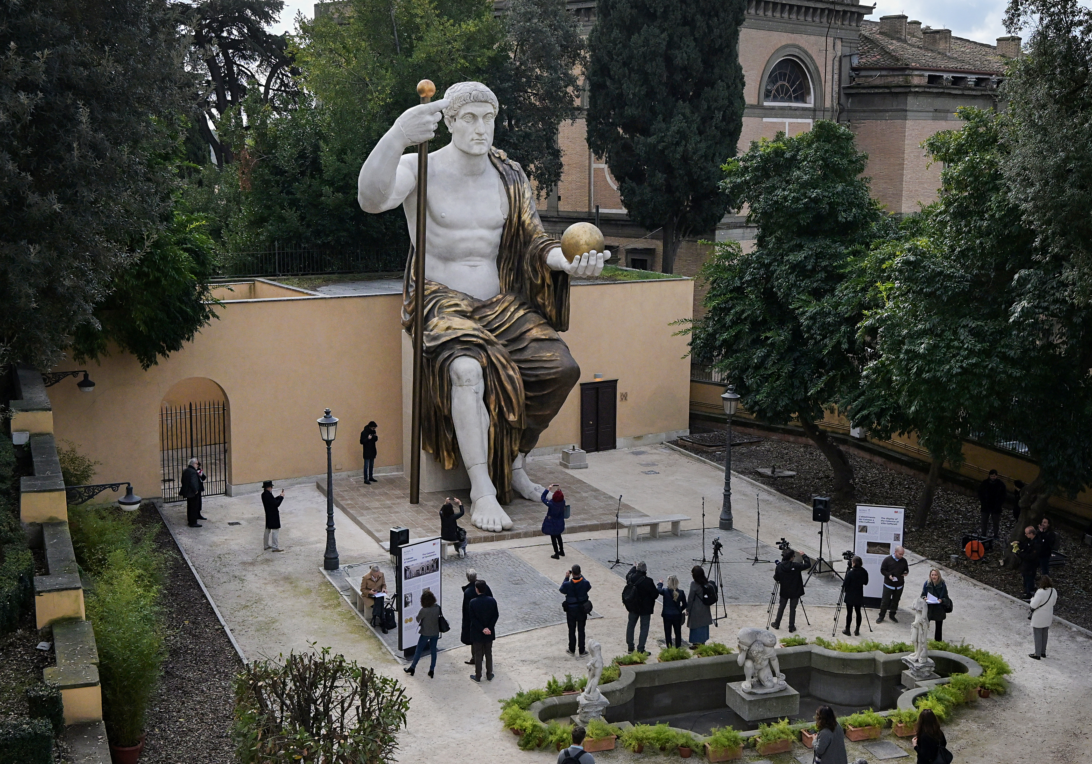 Reconstruyen la estatua colosal de Constantino en Roma