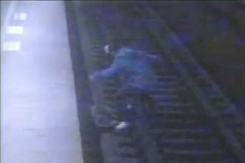 Mujer que cayó a las vías del tren fue salvada