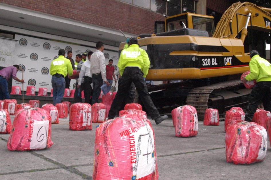 Incautan una tonelada de cocaína camuflada en una retroexcavadora