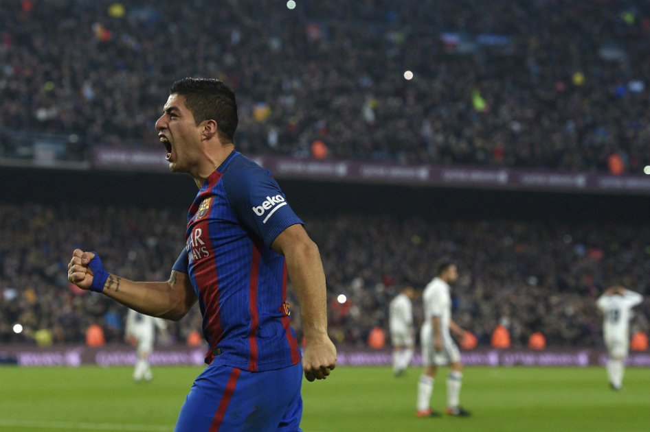 El uruguayo Luis Suárez celebra el gol con el que Barcelona abrió el marcador este sábado ante Real Madrid. / AFP