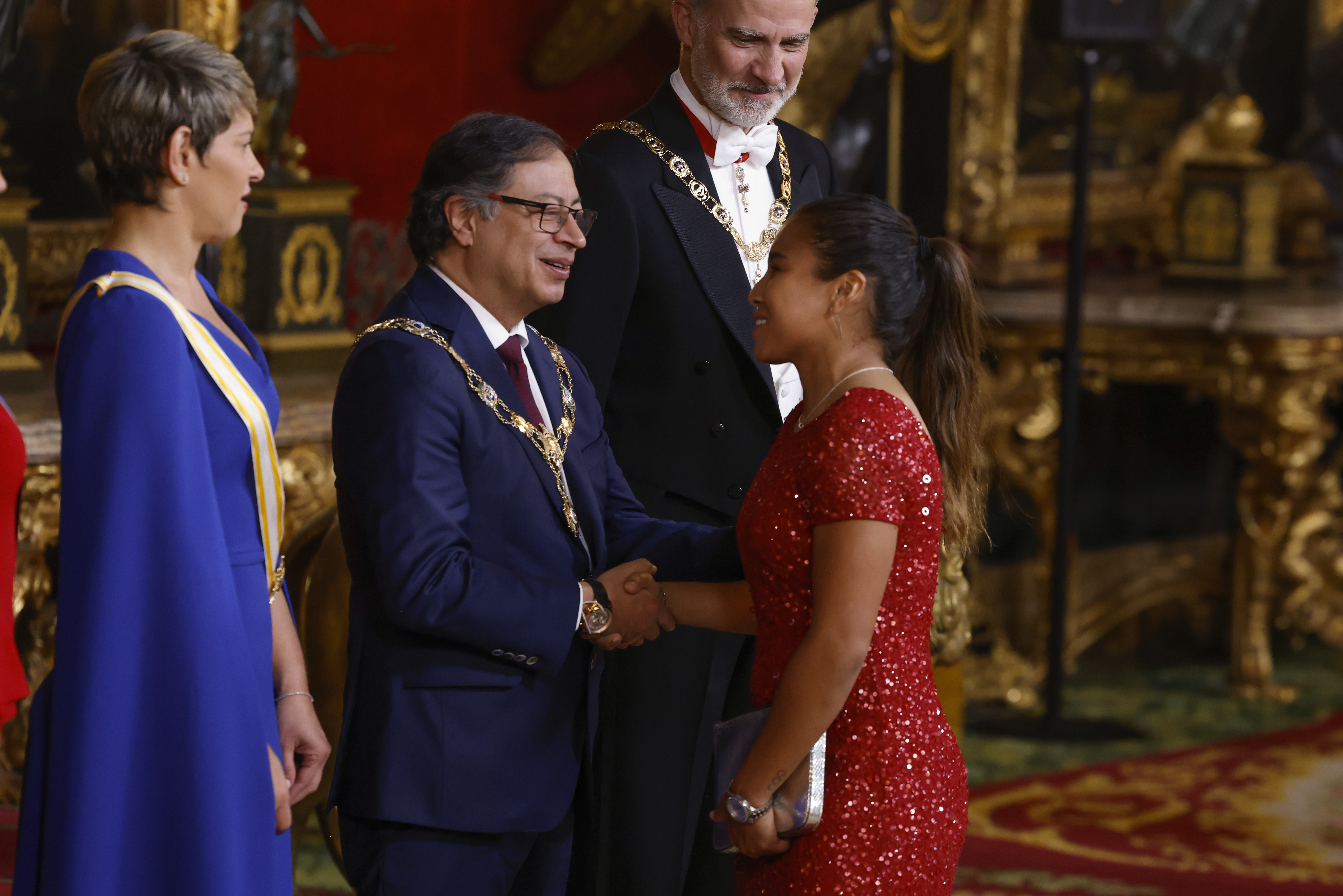 ***CORRIGE FOTÓGRAFO*** MADRID, 03/05/2023.- La centrocampista colombiana del Atlético de Madrid Leicy Santos​ (d) saluda al presidente de Colombia Gustavo Petro (2i) a su llegada hoy miércoles al Palacio Real donde los reyes de España, Felipe VI y Letizia, ofrecen al mandatario colombiano y su esposa Verónica Alcocer (i) una cena de gala. EFE/JUANJO MARTÍN