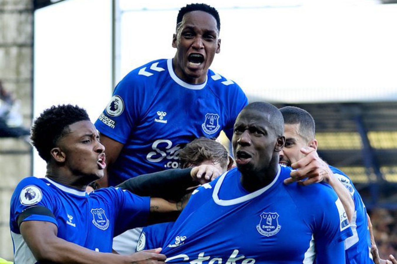En el último baile de Yerry Mina, Everton se salvó del descenso en la Premier