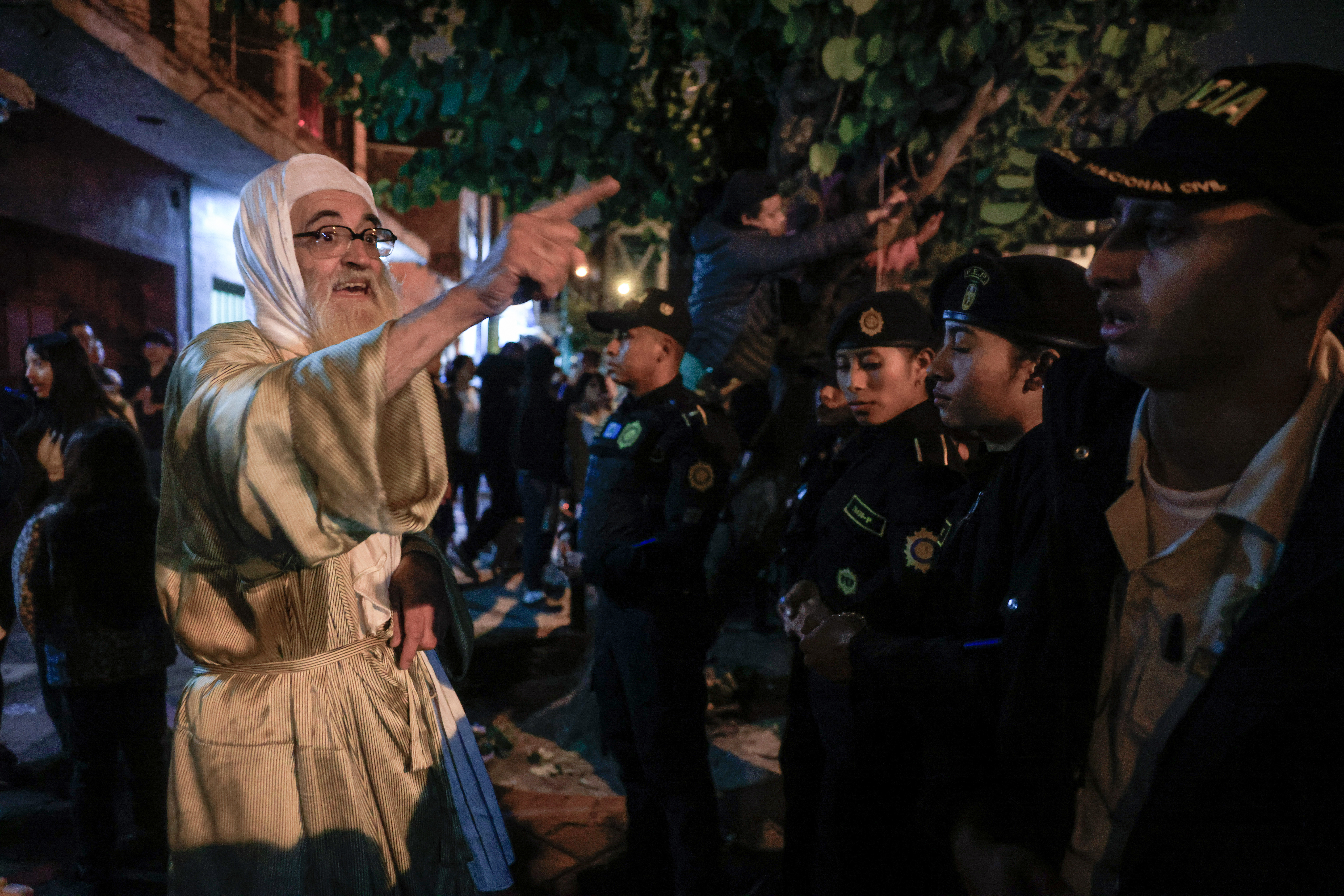 AME7036. CIUDAD DE GUATEMALA (GUATEMALA), 22/12/2024.- Un hombre de la secta judía Lev Tahor se enfrenta con agentes de la Policía Nacional Civil de Guatemala este domingo, en Ciudad de Guatemala (Guatemala). Varios miembros de la secta judía Lev Tahor se enfrentaron con las fuerzas de seguridad de Guatemala para exigir la liberación de casi un centenar de menores que se encontraban bajo su custodia hasta el pasado viernes, cuando fueron "rescatados" por las autoridades. EFE/ Stringer