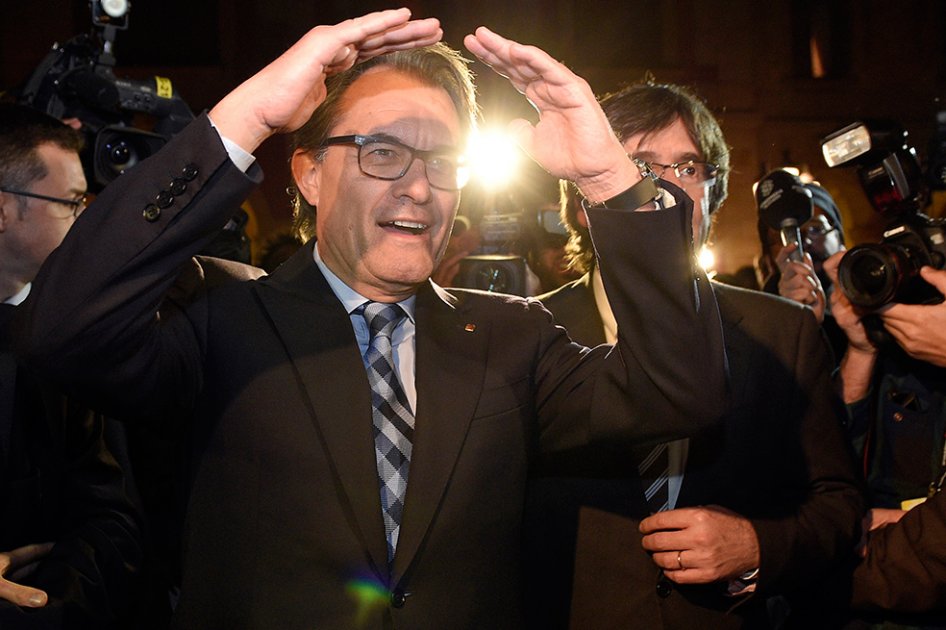 Independentista Puigdemont, investido nuevo presidente de Cataluña