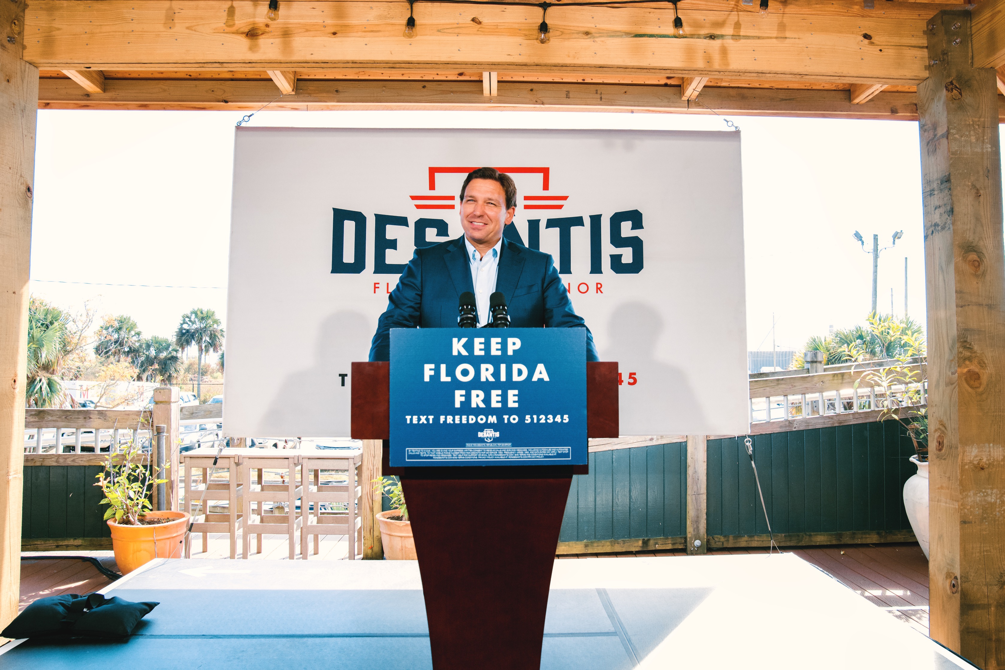 DeSantis “ataca la libertad de decisiones sobre atención sanitaria”: Casa Blanca