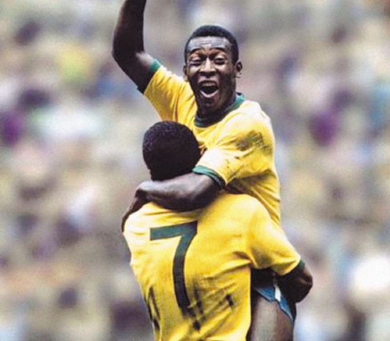 Pelé es alzado por Jairzinho, en la final del Mundial de México 1970, ante Italia. / @AFP