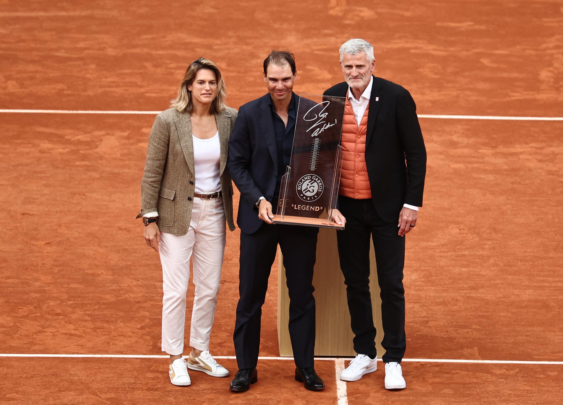 PARIS (France), 25/05/2025.- Spanish tennis player Rafael Nadal (C) poses with his special trophy during his honouring ceremony at the Court Philippe Chatrier at the French Open Grand Slam tennis tournament at Roland Garros in Paris, France, 25 May 2025. Nadal made his first appearance at the French Open in 2005 and won the title 14 times. Left is Roland Garros tournament director Amelie Mauresmo, right is the President of the French Tennis Federation, Gilles Moretton. (Tenis, Abierto, Francia) EFE/EPA/CHRISTOPHE PETIT TESSON
