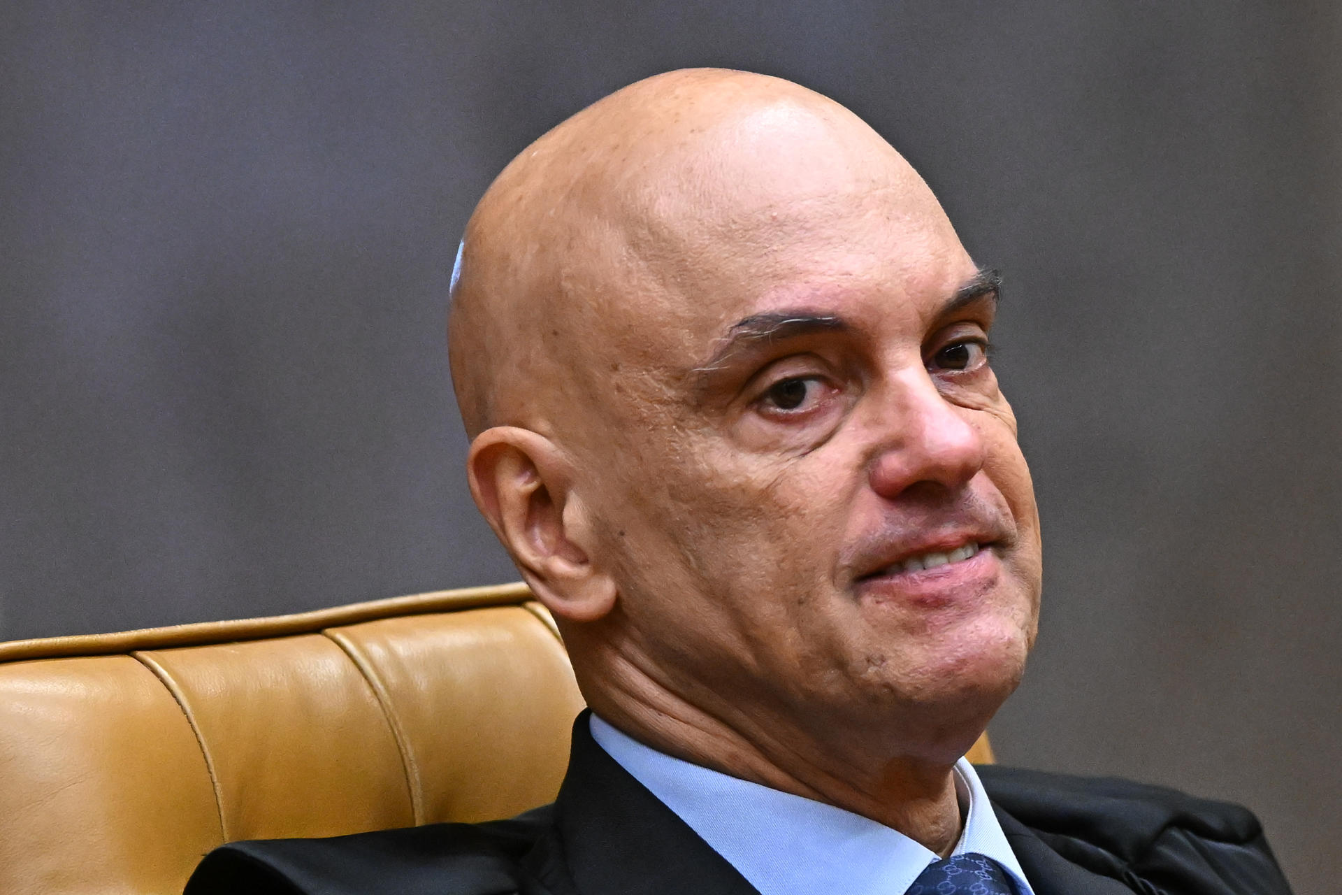 Mensajes de un banquero preso ponen bajo presión al juez que condenó a Bolsonaro en Brasil