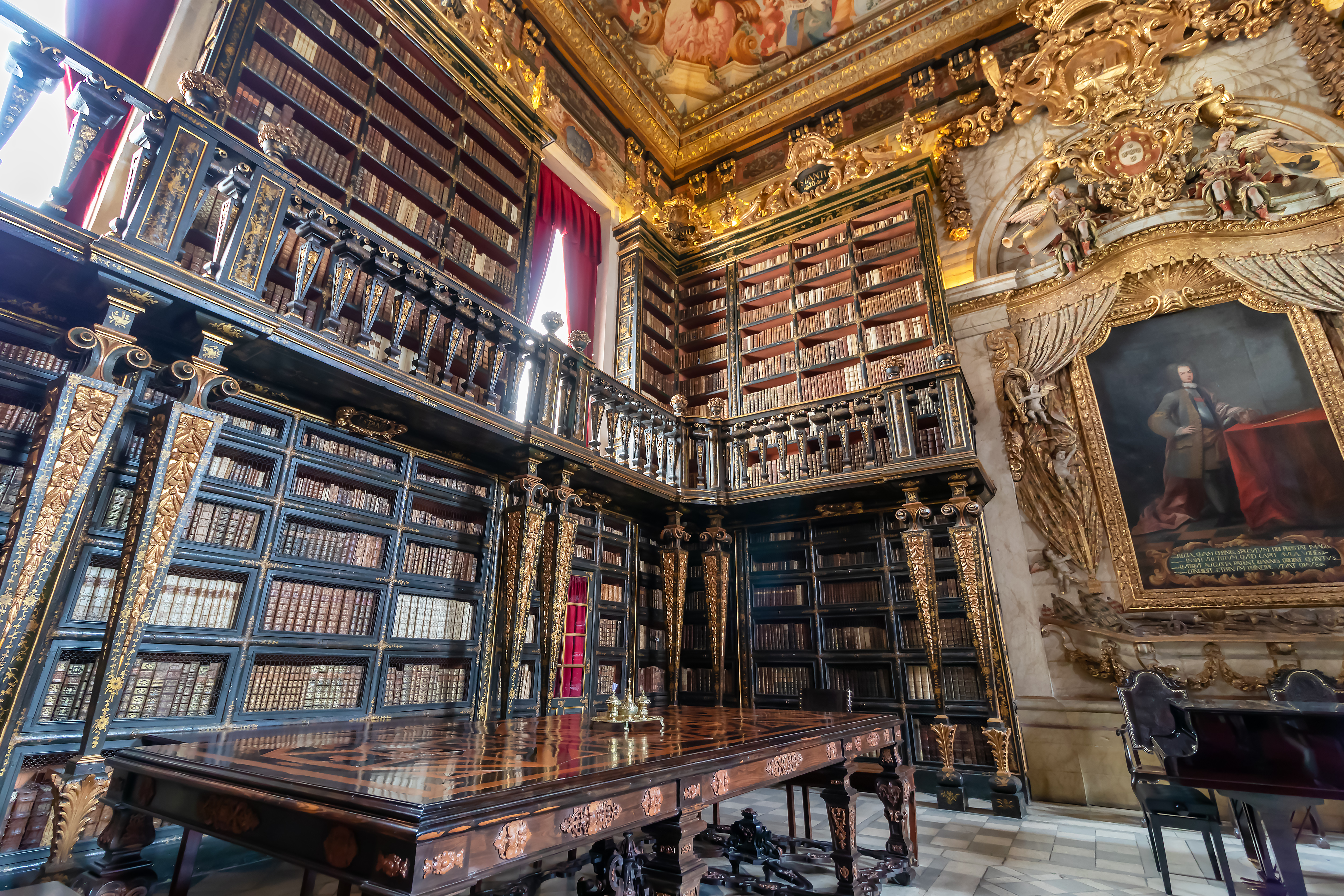 La exquisita biblioteca "Joanina", una joya de Coimbra, es famosa por su magnífico interior.