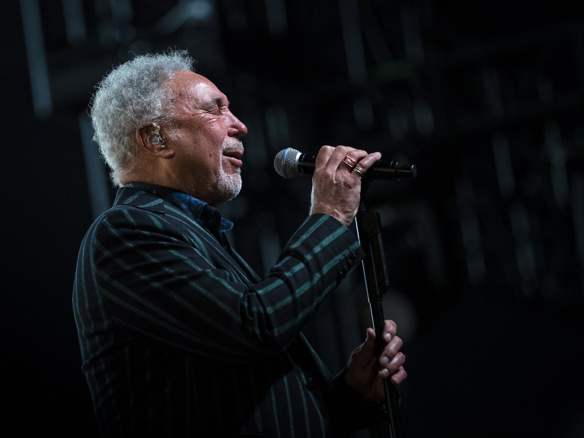 Tom Jones, de 80 años, publicará el álbum “Surrounded By Time”