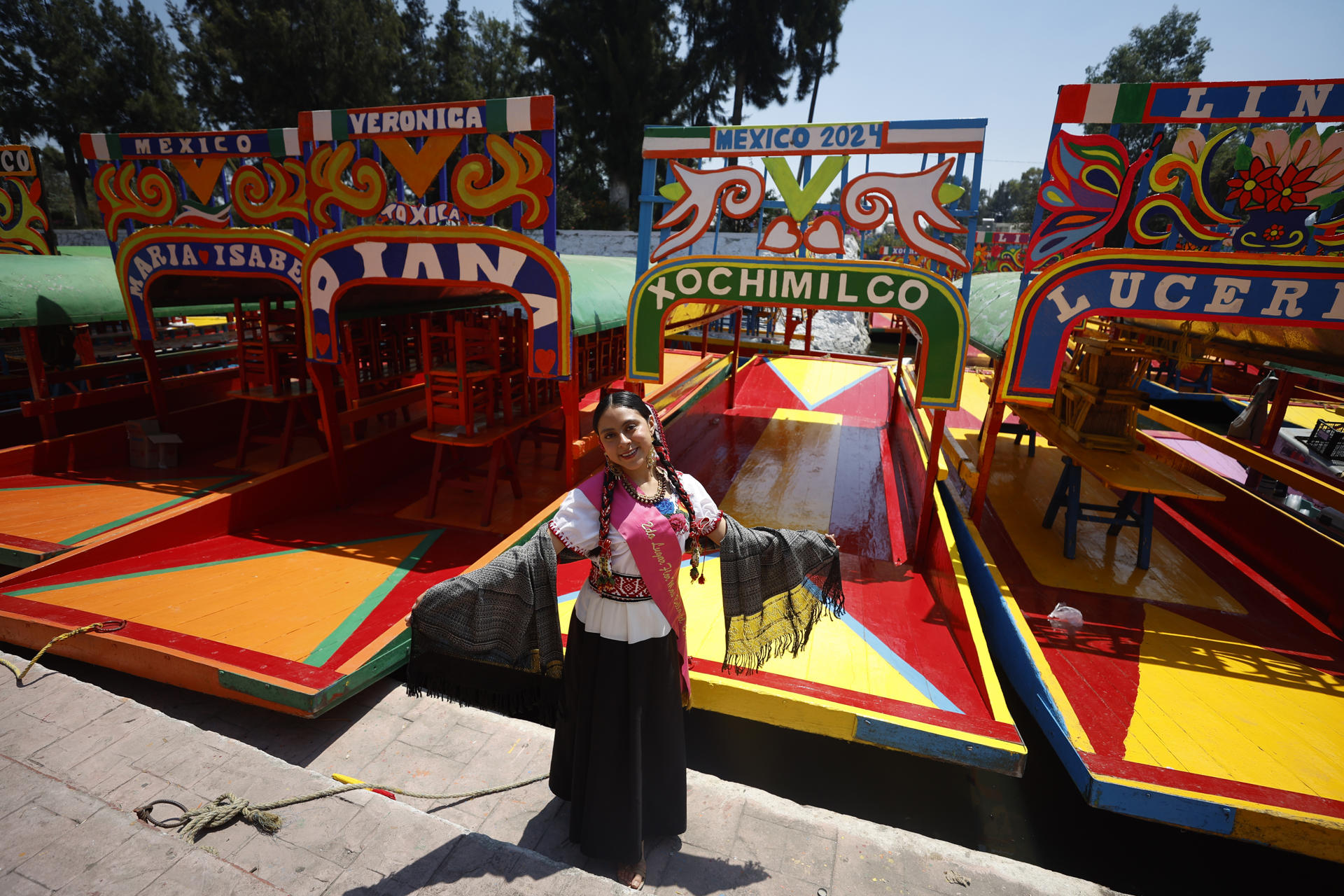 MEX9216. CIUDAD DE MÉXICO (MÉXICO), 09/04/2025.- El segundo lugar de la flor mas bella del ejido, Alin Camacho Yañez, posa durante la presentación de la canoa alegórica este miércoles, en Ciudad de México (México). La Canoa Alegórica de “La Flor más Bella del Ejido”, una tradición que se celebra desde 1956 y que atrae a numerosos turistas en la alcaldía de Xochimilco, en el sur de la Ciudad de México, no recibirá por primera vez el apoyo económico del Gobierno mexicano, advirtieron representantes de la comunidad este miércoles. EFE/ Sáshenka Gutiérrez