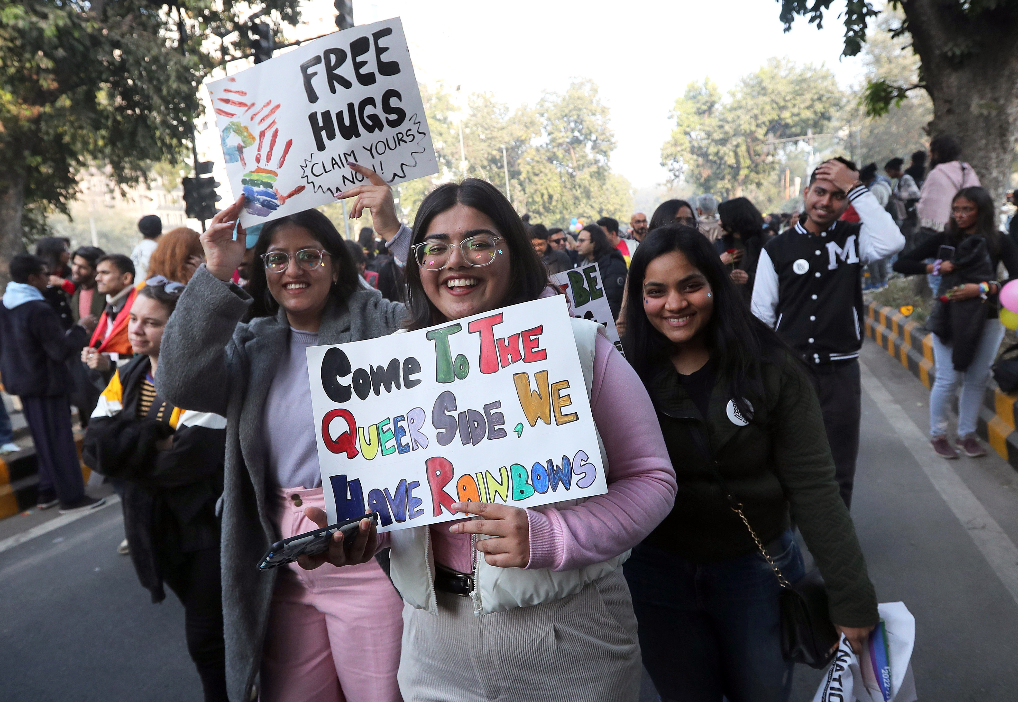 New Delhi (India), 08/01/2023.- People take part in the Delhi Queer Pride 2022-23 March organized by the LGBT community in New Delhi, India, 08 January 2023. Thousands of people in colorful outfits took to the streets to support LGBT community seeking support to end to discrimination against them. (Estados Unidos, Nueva Delhi) EFE/EPA/HARISH TYAGI