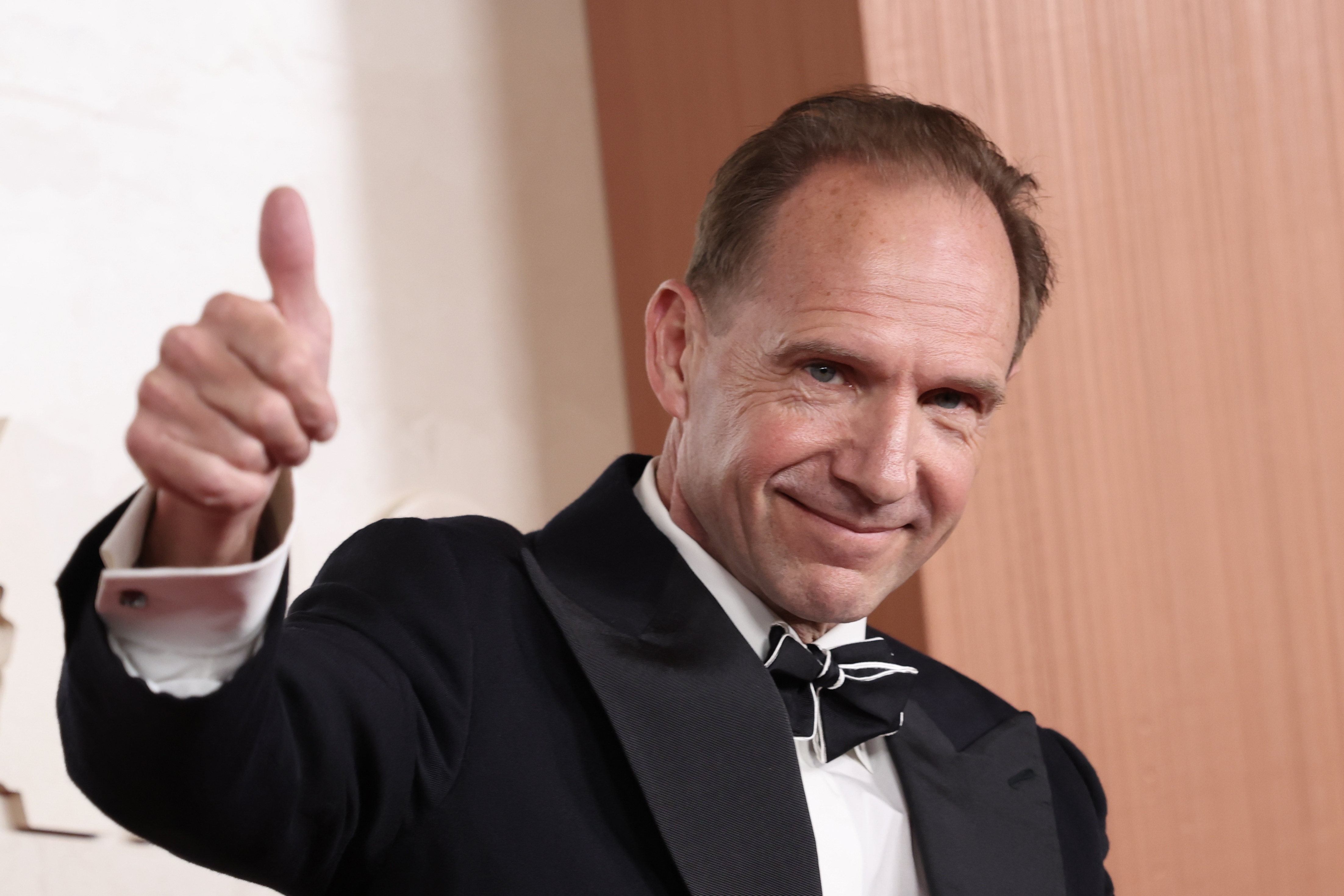 LOS ANGELES (United States), 03/03/2025.- Ralph Fiennes arrives on the red carpet at the 97th annual Academy Awards ceremony at the Dolby Theatre in the Hollywood neighborhood of Los Angeles, California, USA, 02 March 2025. EFE/EPA/DAVID SWANSON