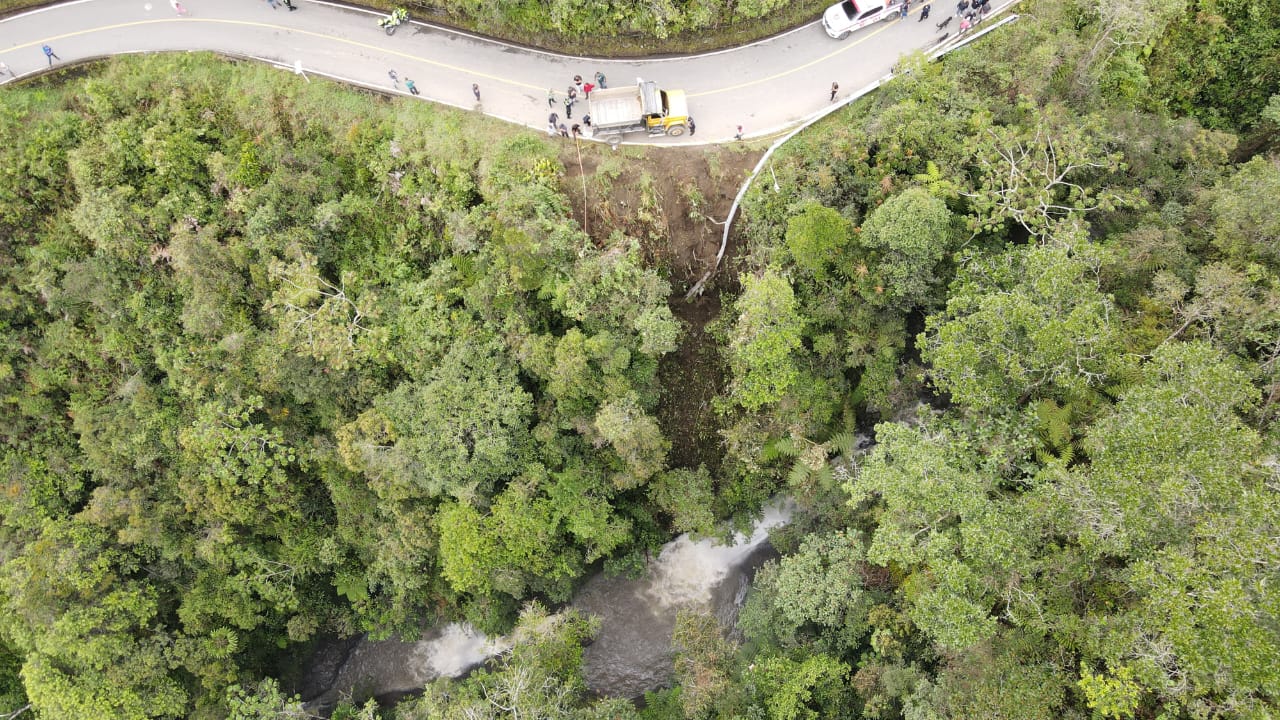 Padre e hijo cayeron a un abismo en volqueta en vía de Antioquia