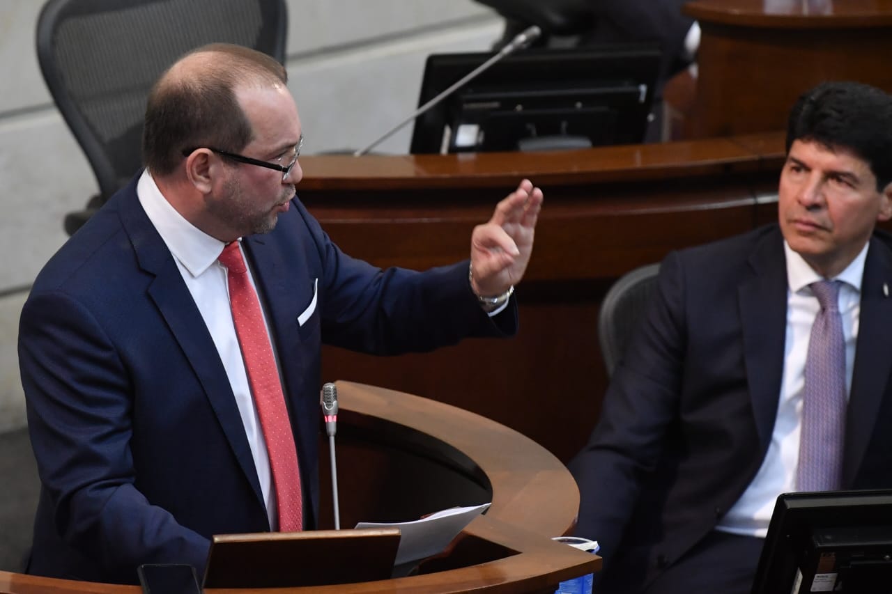 Presidente del Congreso invita a que Duque y otros funcionarios reduzcan su salario