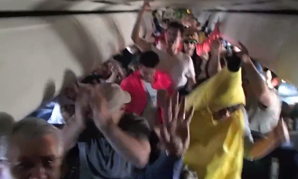 Harlem Shake a 30.000 pies de altura genera polémica