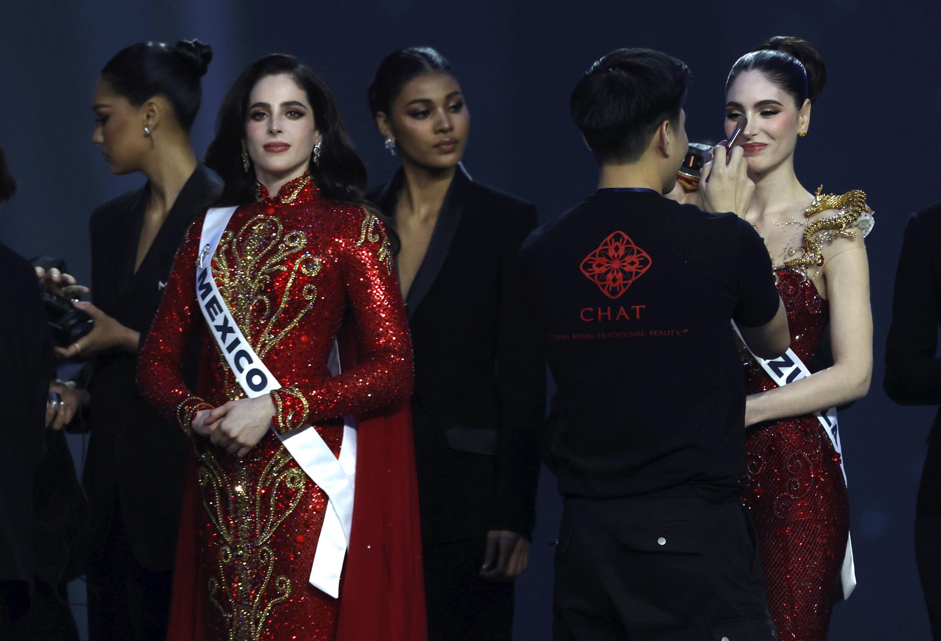 NONTHABURI (Thailand), 21/11/2025.- Miss Venezuela Stephany Abasali (R) gets make-up fix by crew members next to Miss Mexico Fatima Bosch (L) during the 74th Miss Universe 2025 at Impact Challenger Hall in Nonthaburi province, on the outskirts of Bangkok, Thailand, 21 November 2025. Women representing 122 nations participate to compete in the 74th beauty pageant contest for the crown of Miss Universe 2025. (Tailandia) EFE/EPA/RUNGROJ YONGRIT
